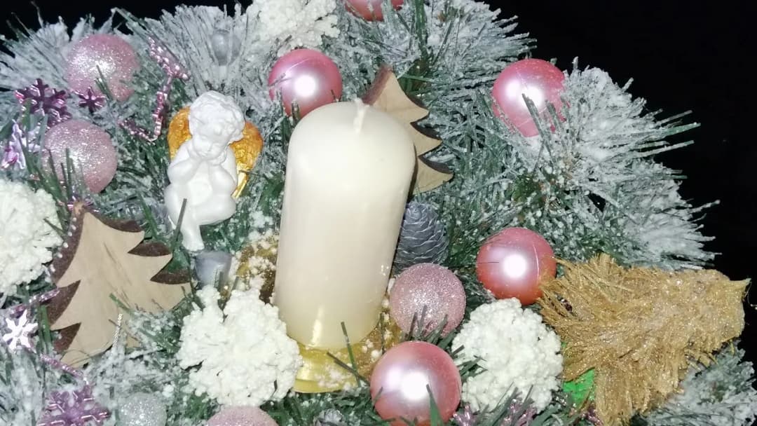 Jak zrobić stroik świąteczny ze świeczką, aby zachwycić gości