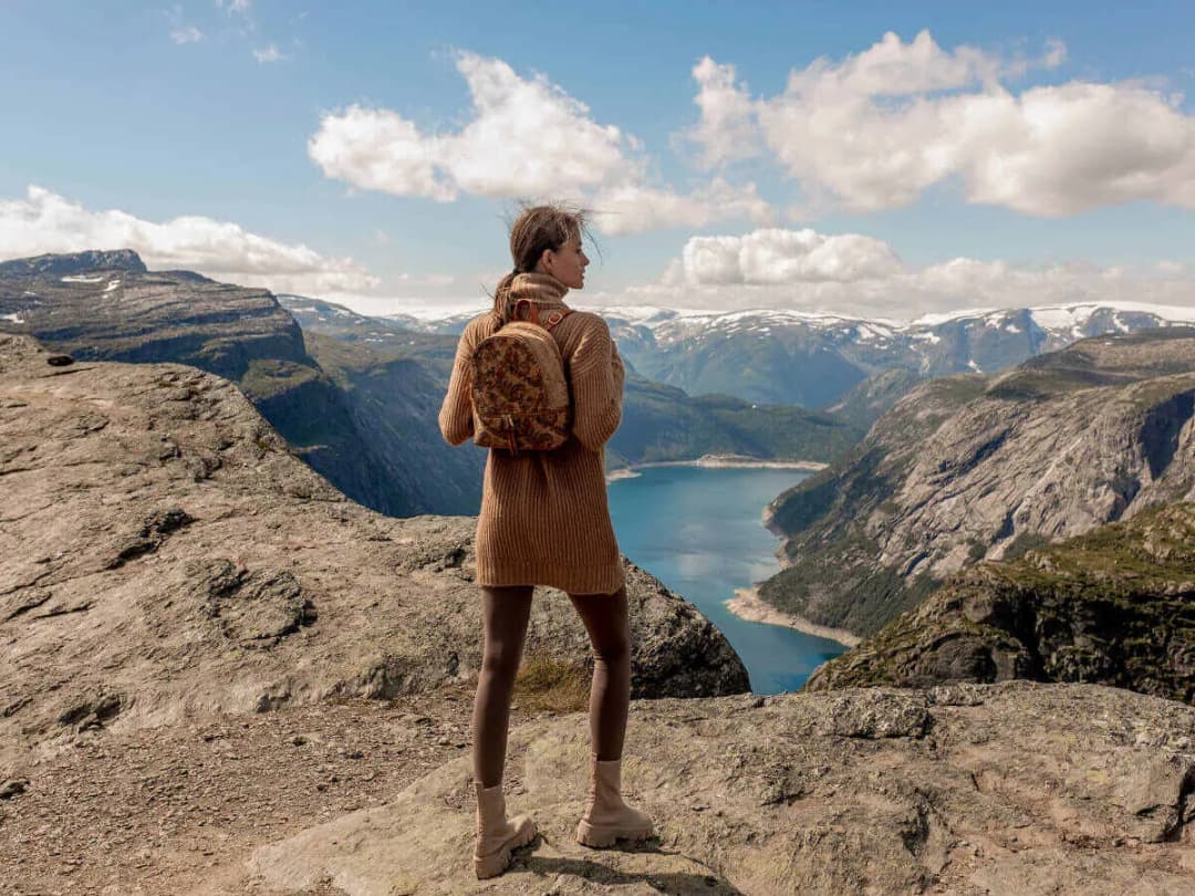 Jak nosić plecak vintage? Odkryj stylizacje na każdą okazję