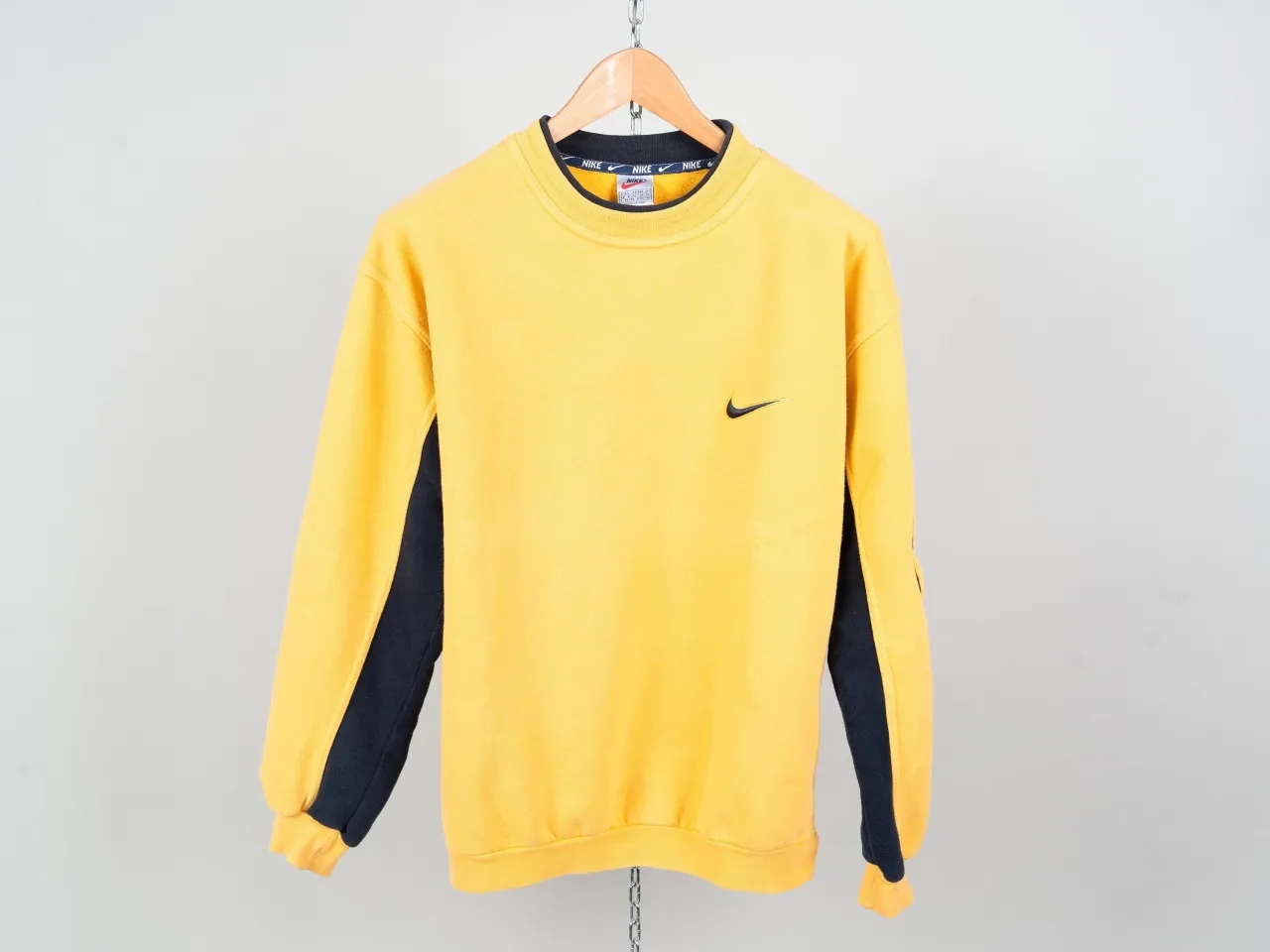 Gdzie kupić bluzy Nike vintage? Najlepsze miejsca i porady zakupowe