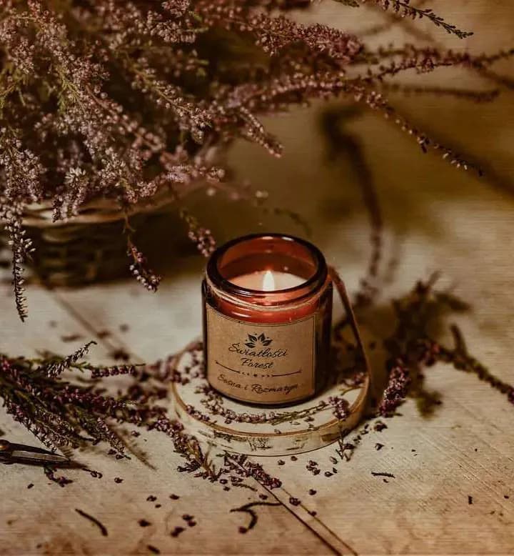 Świeczka o zapachu sosny – poczuj magię leśnego aromatu w domu